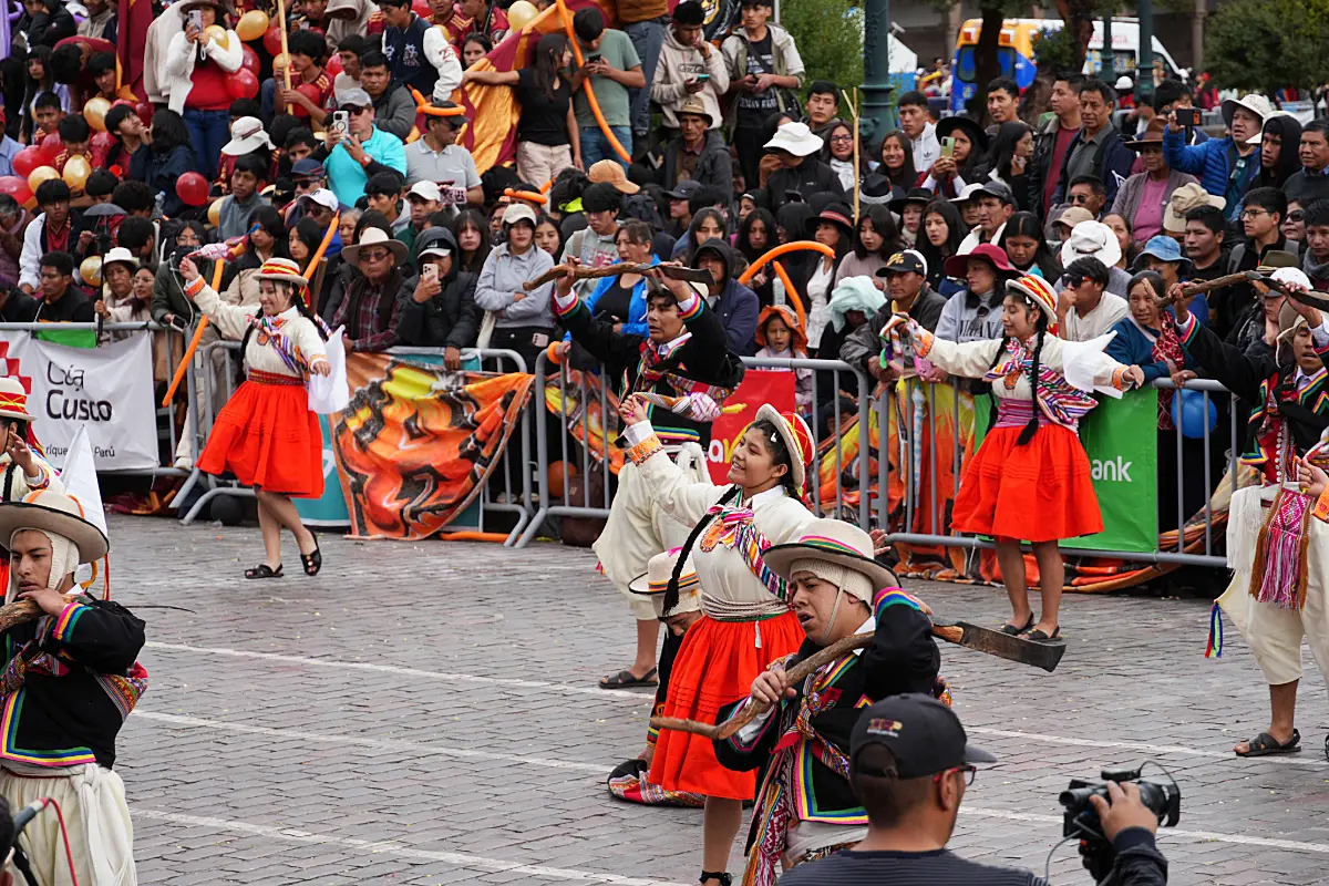 Danzas Folclóricas y Tradición en las Fiestas del Cusco | Cocatambo