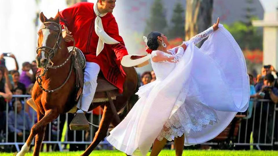 Trajes típicos del Perú - Marinera
