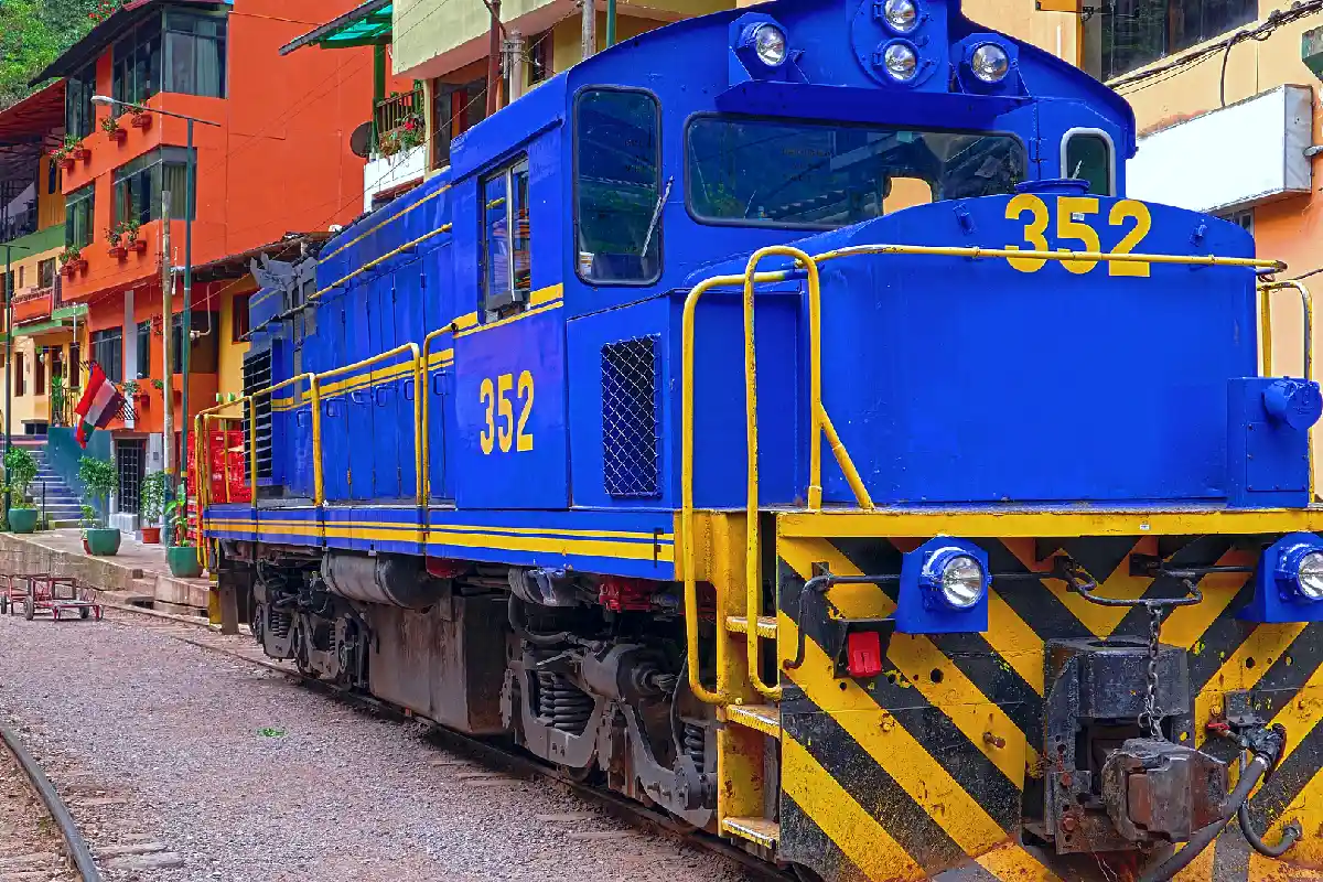 Tren llegando a Machu Picchu Pueblo | Cocatambo
