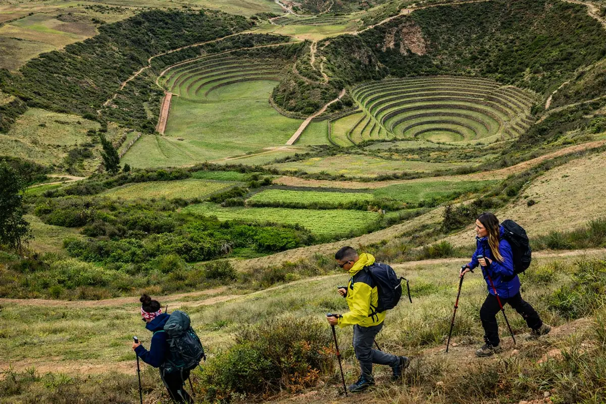 Turista realizando trekking en moray