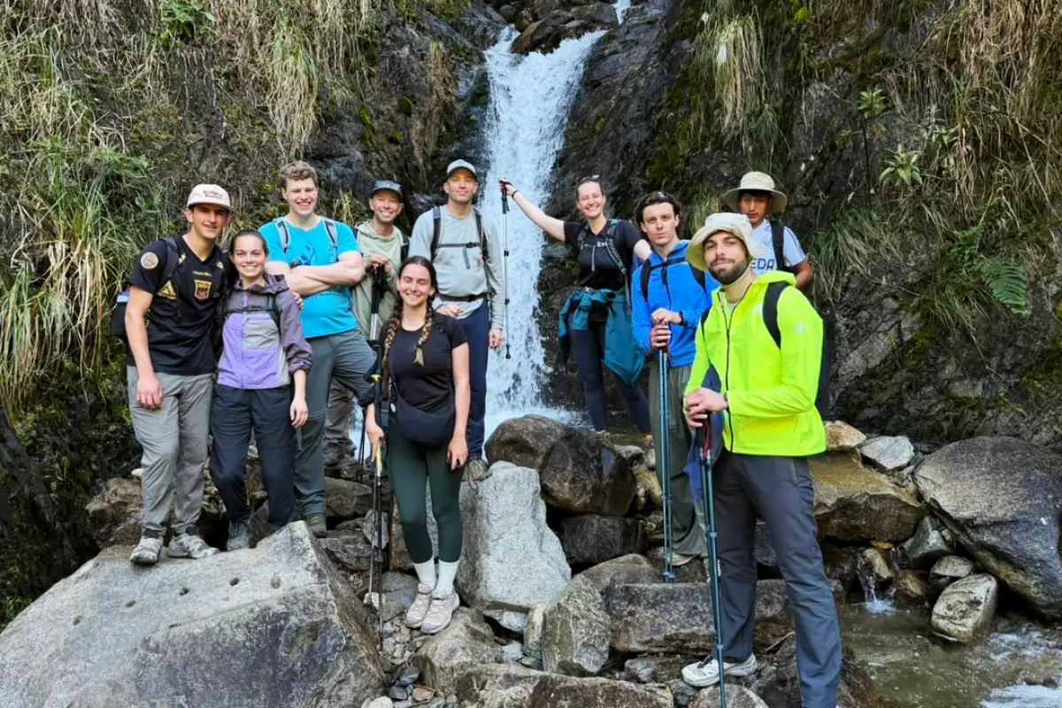 Grupo de turistas posa frente a una catarata | Cocatambo