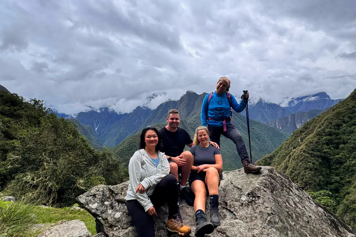 Grupo de turistas tomando fotos por la tarde 