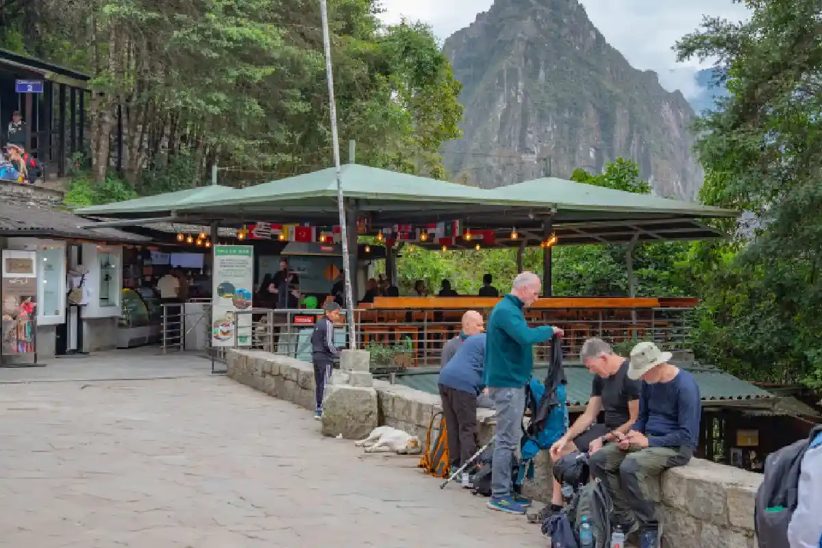 Turistas descansando en una terraza cerca de la entrada a Machupicchu | Cocatambo
