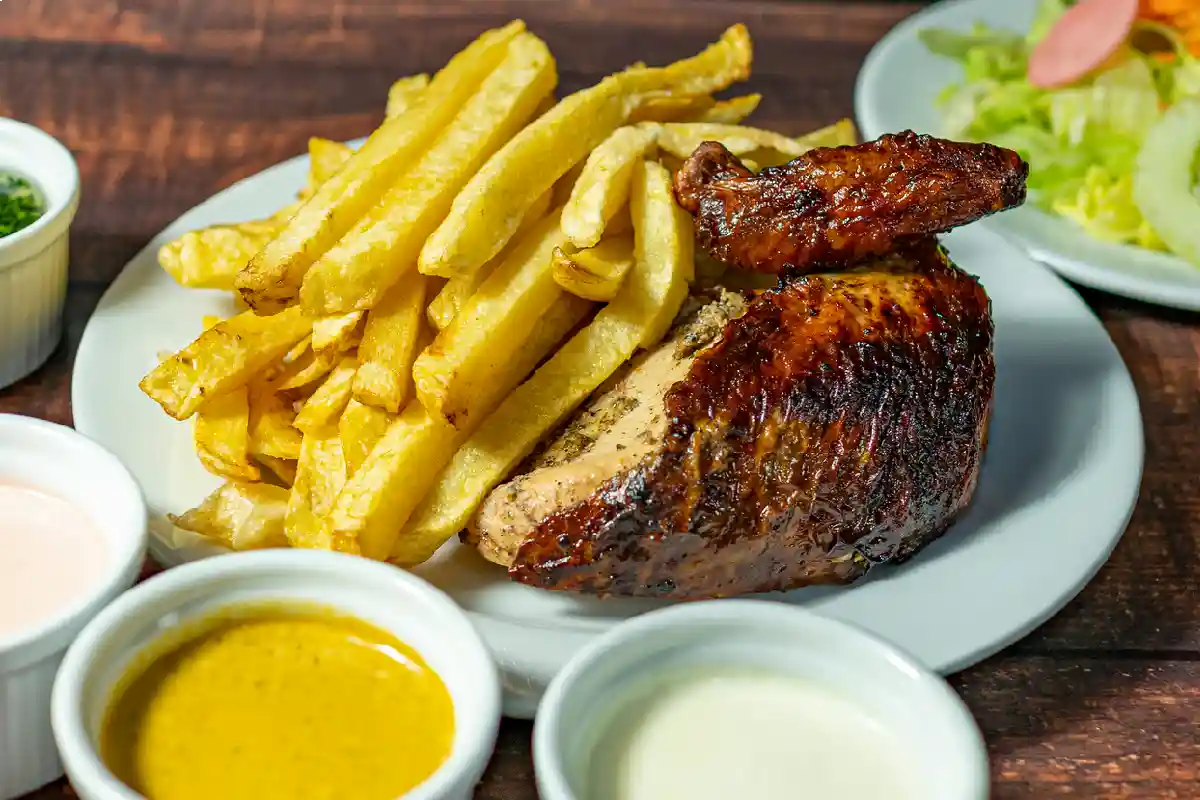 Plato de pollo a la brasa servido con todo | Cocatambo