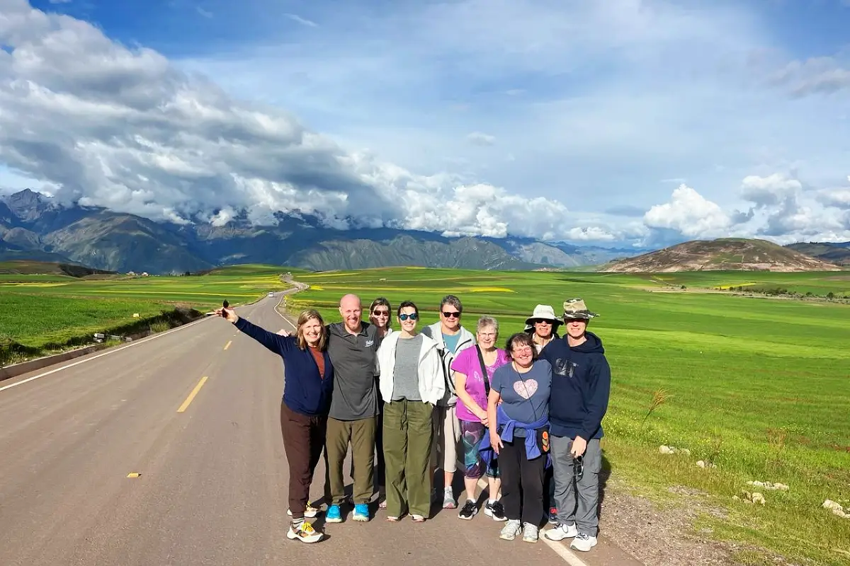 Grupo de turistas en carretera del Valle Sagrado | Cocatambo