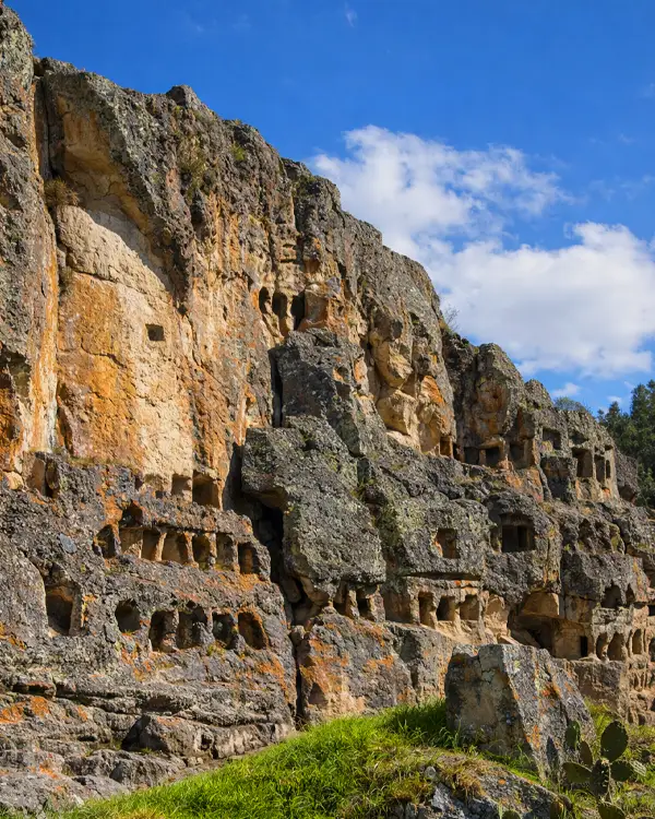 Ventanillas de Otuzco, antiguas cavidades funerarias talladas en roca en Cajamarca