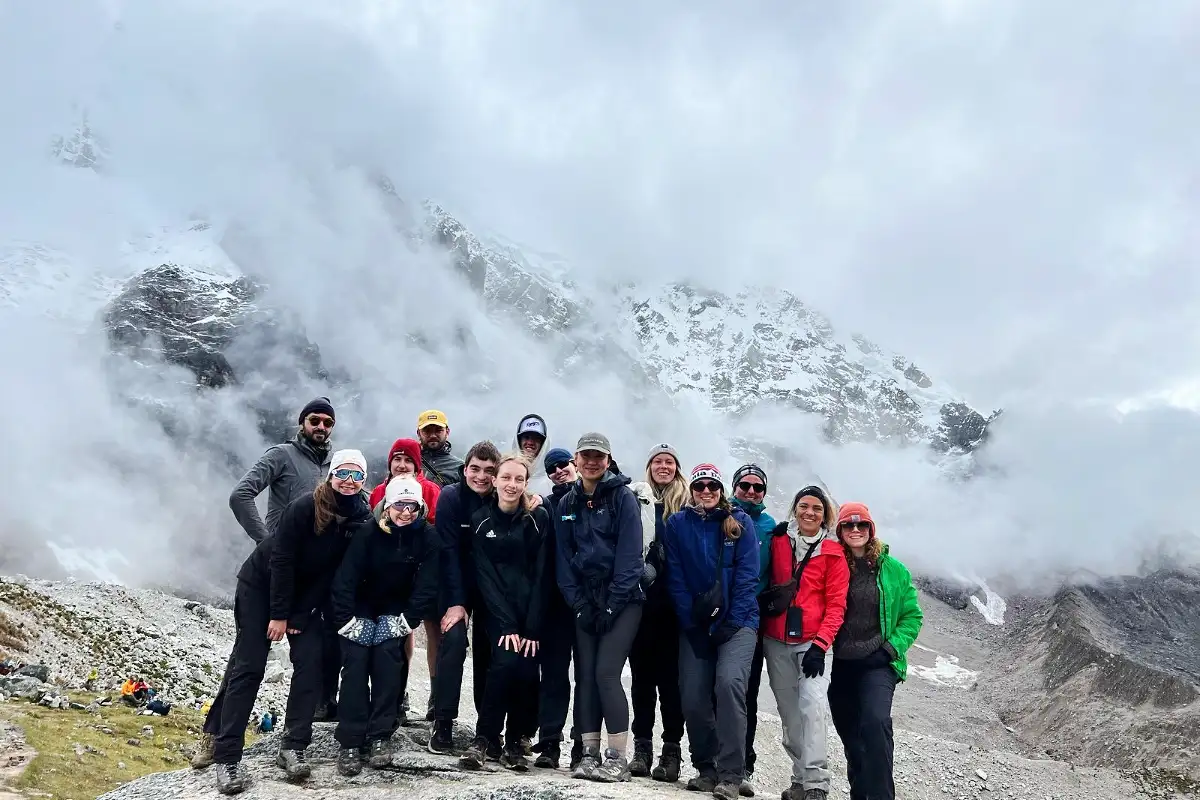 Viajeros frente al Nevado Salkantay | Cocatambo