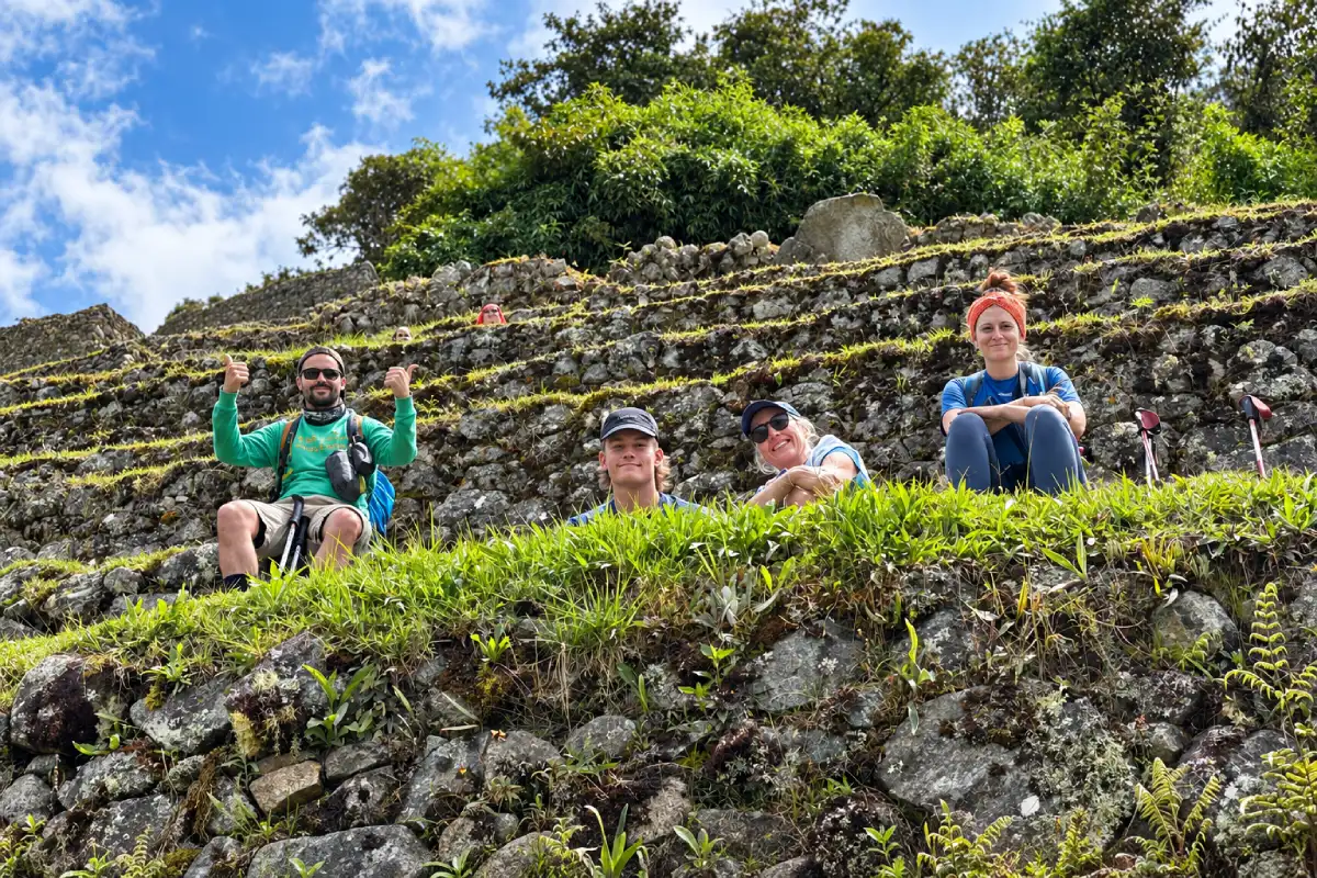 Viajeros en terrazas incas | Cocatambo
