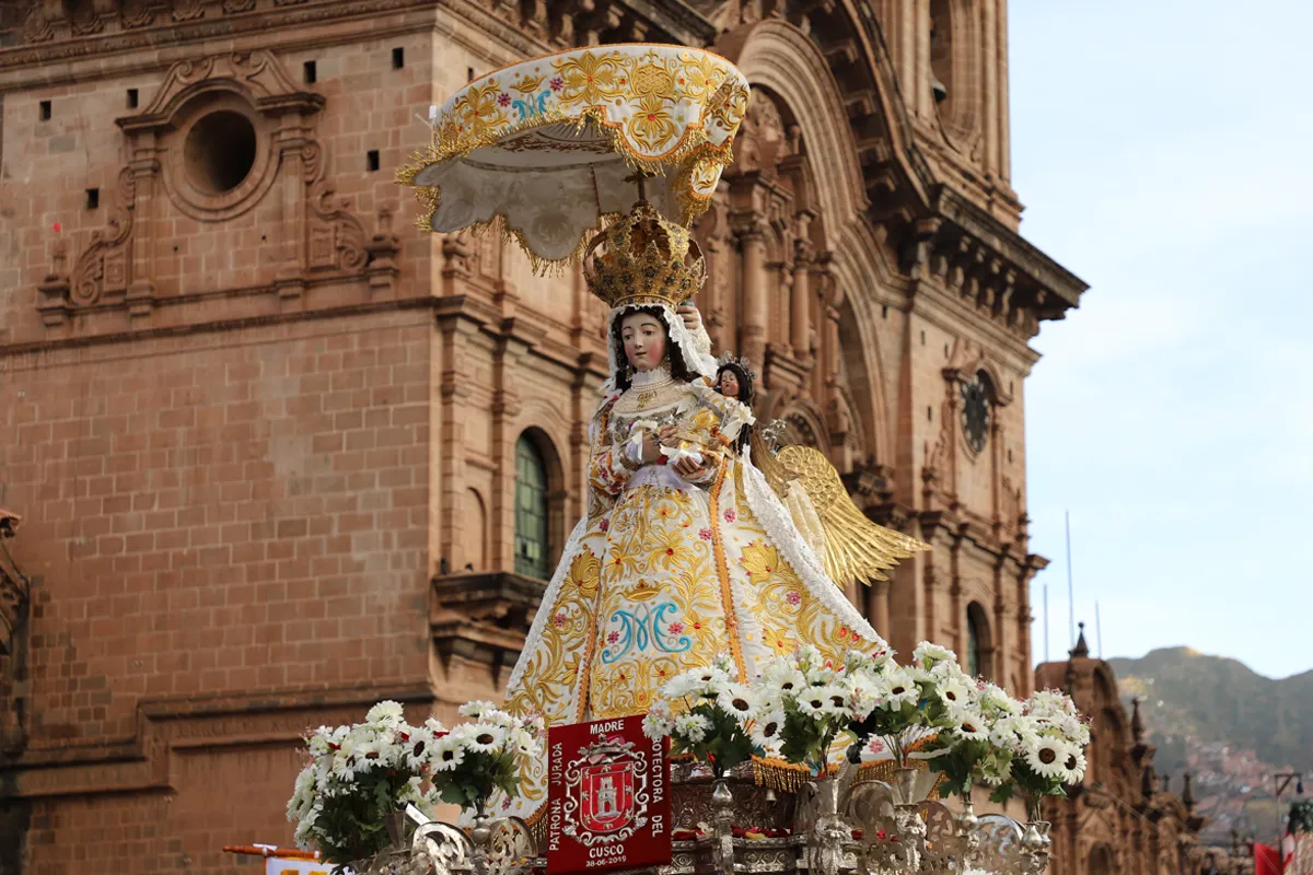 Imagen de la Virgen de Belén en andas frente a la Catedral durante el Corpus Christi de Cusco