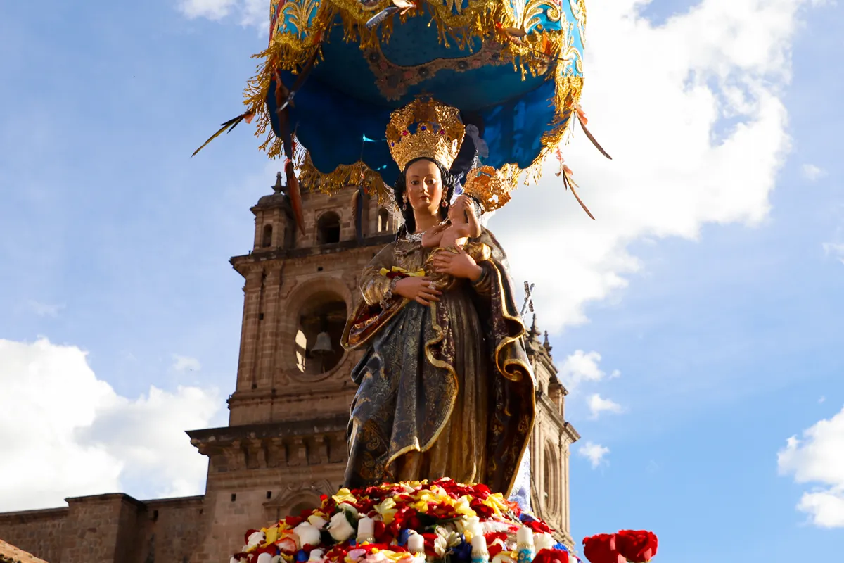 Imagen de la Virgen de la Natividad con Niño Jesús en el Corpus Christi de Cusco bajo palio azul