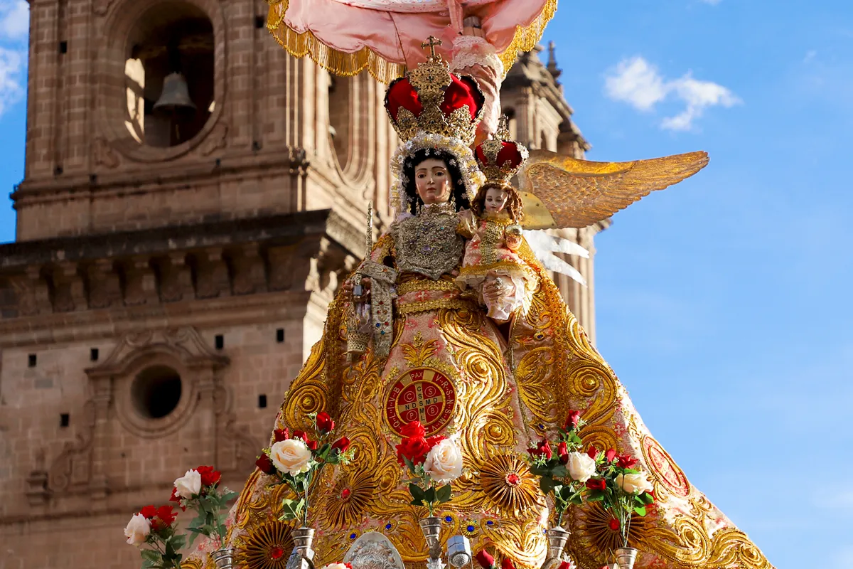 Imagen de la Virgen Purificada con Niño Jesús en andas durante el Corpus Christi de Cusco