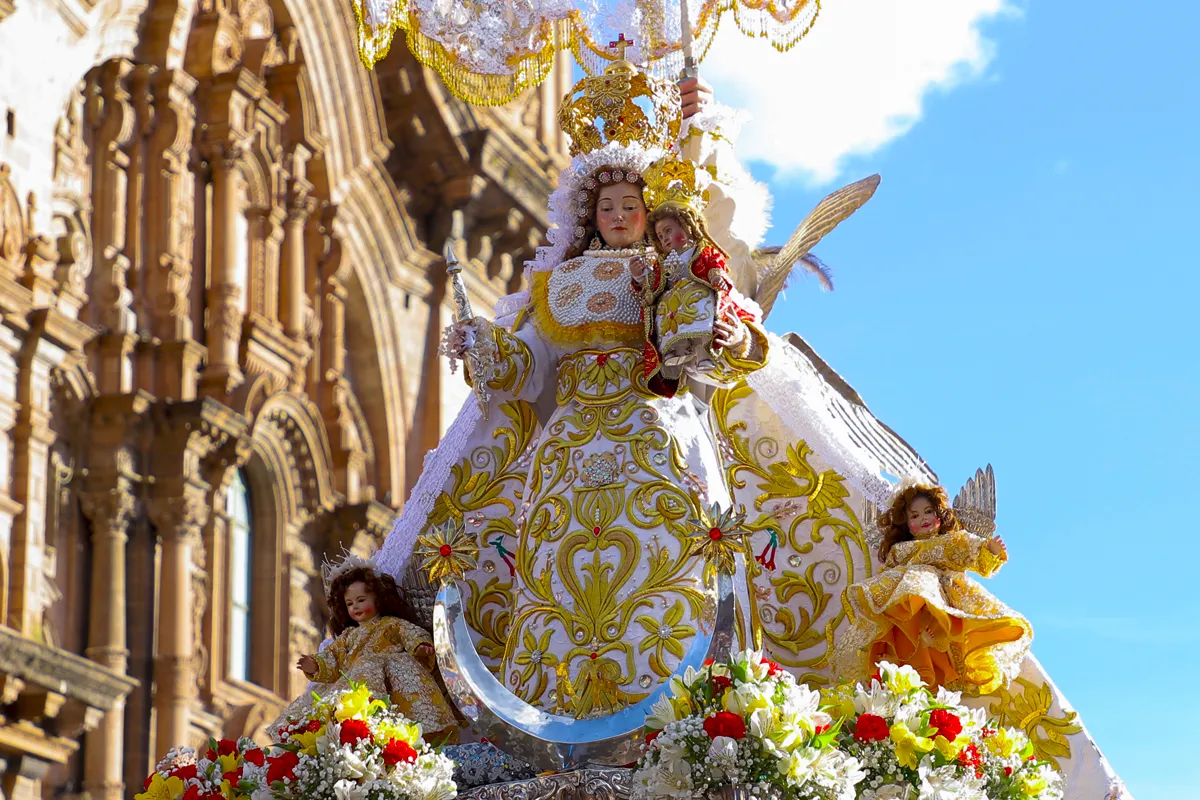 Imagen de la Virgen de los Remedios en andas frente a la Catedral durante el Corpus Christi de Cusco