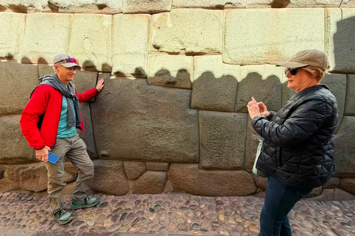 Visitantes en el muro de Hatun Rumiyoc | Cocatambo