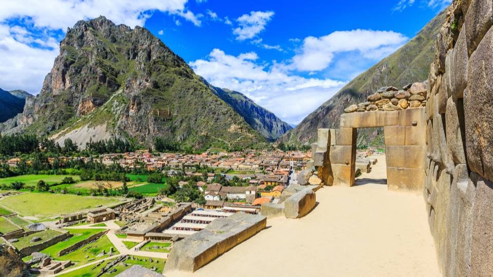 Vista del pueblo de Ollantaytambo desde el sitio arqueologico