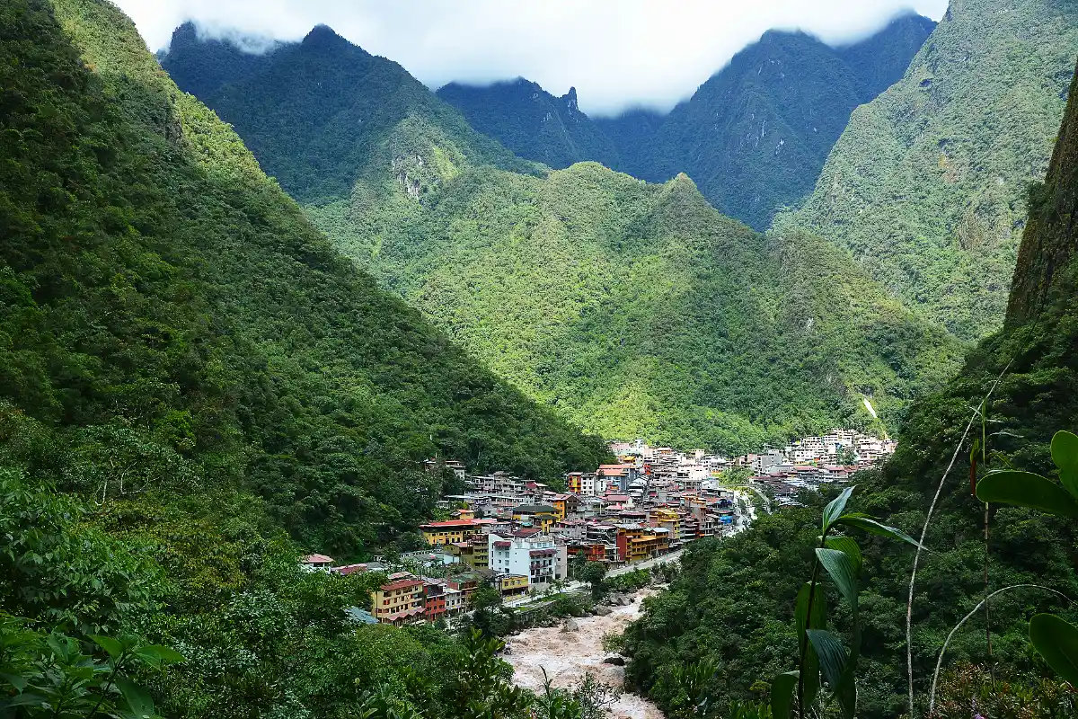 Vista panorámica de Machu Picchu Pueblo | Cocatambo