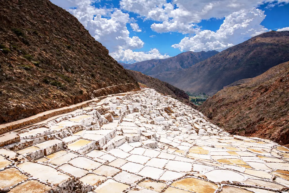 Vista panorámica de las Salineras de Maras en Cusco