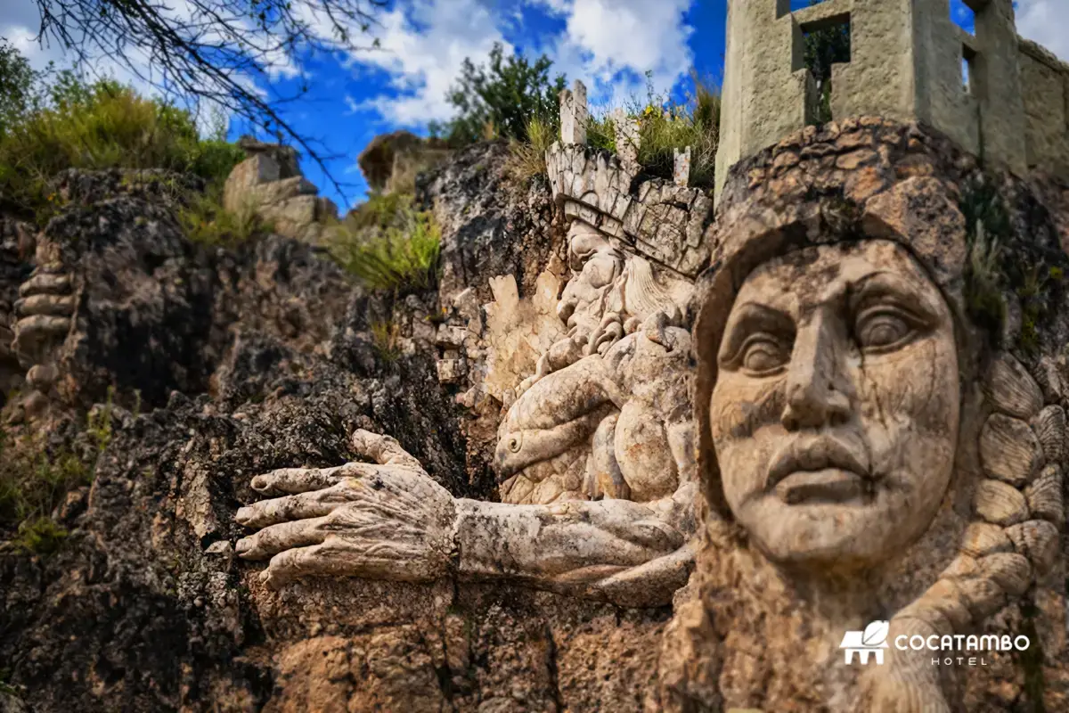 Relieve tallado en roca de Wiracocha, brazo extendido y figuras simbólicas en la pared.
